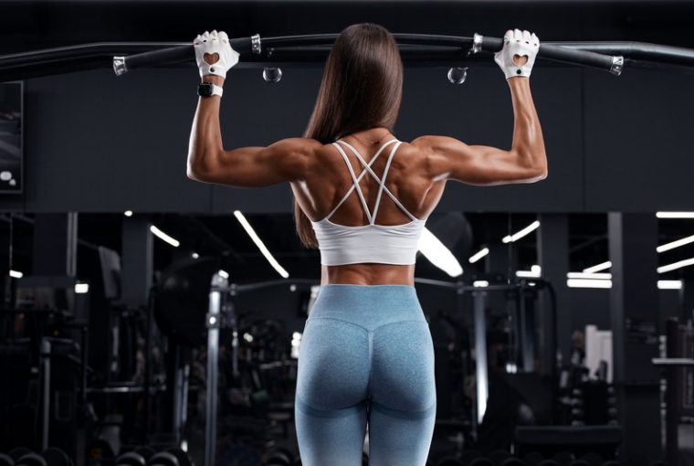 donna fit alla pull up bar