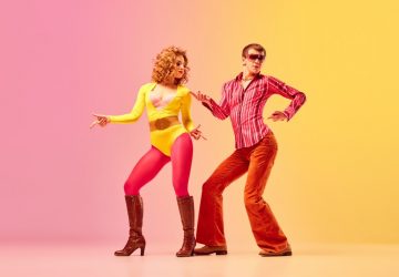 uomo e donna ballano con vestiti e stile anni 80