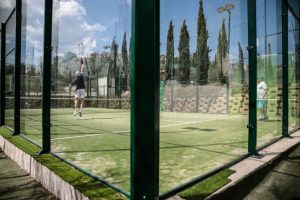 campo di padel con vetri e illuminazione