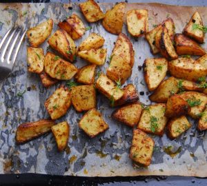 teglia di patate al forno con forchetta