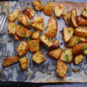 teglia di patate al forno con forchetta
