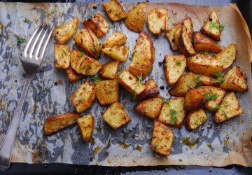 teglia di patate al forno con forchetta