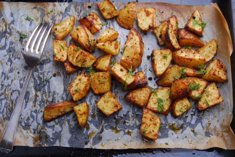 teglia di patate al forno con forchetta