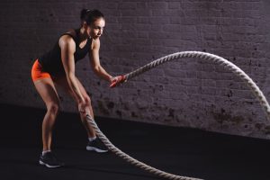 donna usa corde per allenarsi