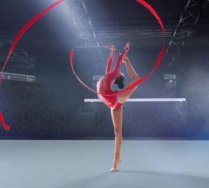 ballerina di ginnastica ritmica con nastro