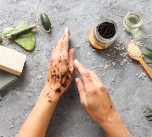 mani femminili con ingredienti naturali per scrub