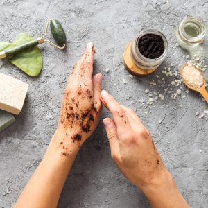 mani femminili con ingredienti naturali per scrub