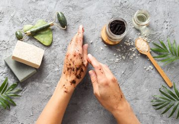 mani femminili con ingredienti naturali per scrub