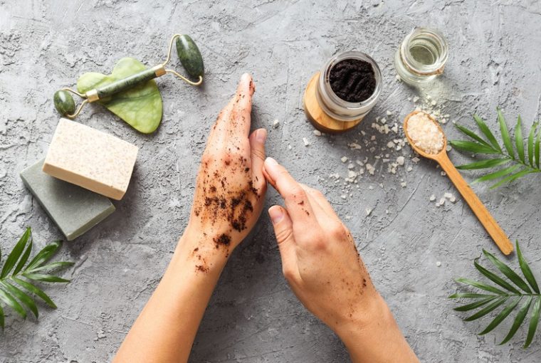 mani femminili con ingredienti naturali per scrub