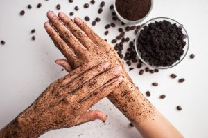 scrub al caffè su mani femminili