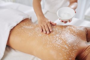 massaggio di scrub al sale su donna