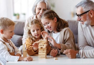 famiglia gioca a Jenga