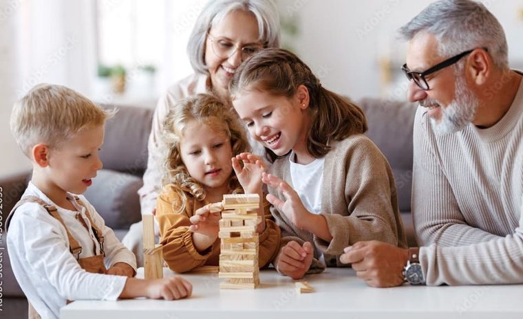 famiglia gioca a Jenga