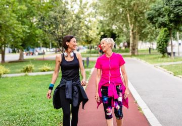 due donne camminano nel parco; camminata giapponese