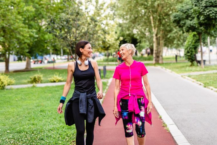 due donne camminano nel parco; camminata giapponese