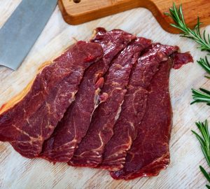 fettine di carne di cavallo con rosmarino, tagliere e coltello