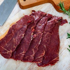 fettine di carne di cavallo con rosmarino, tagliere e coltello