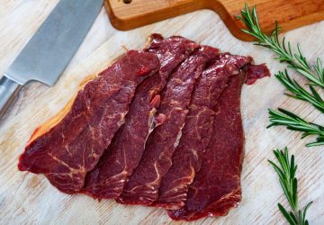 fettine di carne di cavallo con rosmarino, tagliere e coltello
