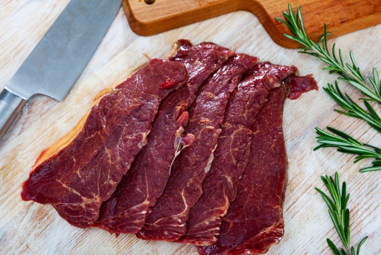 fettine di carne di cavallo con rosmarino, tagliere e coltello