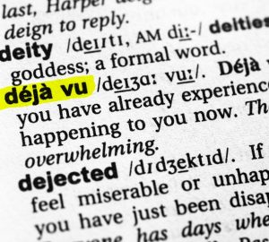 parola déjà‑vu evidenziata di giallo in un dizionario inglese e spiegazione accanto alla parola