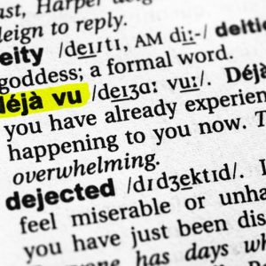parola déjà‑vu evidenziata di giallo in un dizionario inglese e spiegazione accanto alla parola