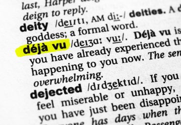 parola déjà‑vu evidenziata di giallo in un dizionario inglese e spiegazione accanto alla parola