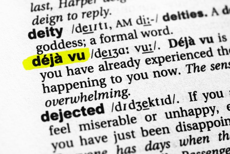 parola déjà‑vu evidenziata di giallo in un dizionario inglese e spiegazione accanto alla parola