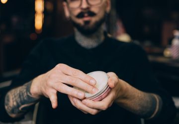 uomo con cera per capelli tra le mani