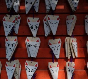 Perché la kitsune incarna il volto ambiguo del mito giapponese: Targhe ema con faccia di volpe giapponese esposte in un…