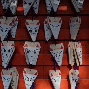 Perché la kitsune incarna il volto ambiguo del mito giapponese: Targhe ema con faccia di volpe giapponese esposte in un…