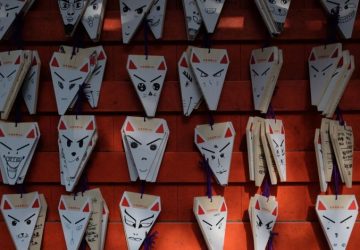 Perché la kitsune incarna il volto ambiguo del mito giapponese: Targhe ema con faccia di volpe giapponese esposte in un…