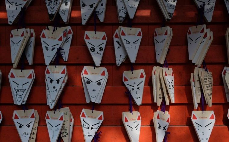 Perché la kitsune incarna il volto ambiguo del mito giapponese: Targhe ema con faccia di volpe giapponese esposte in un…